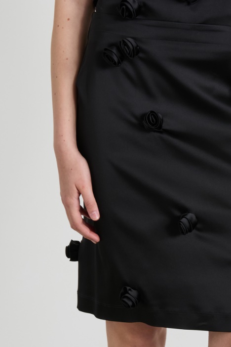 Falda con rosas bordadas