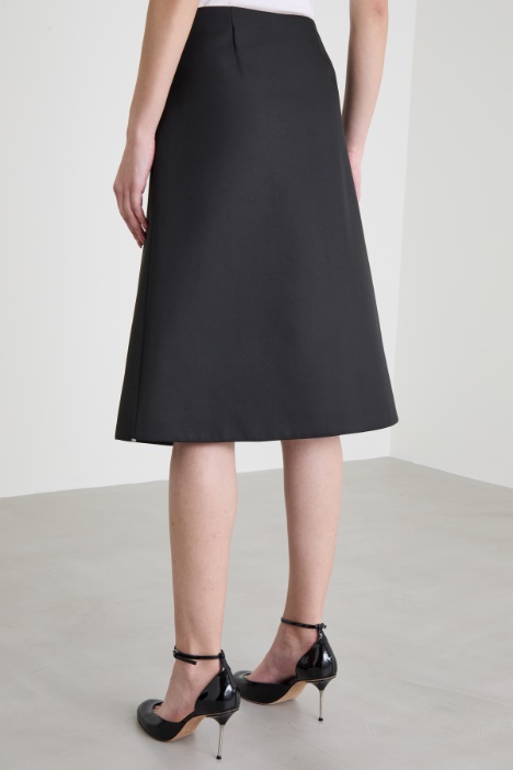 Falda acampanada en sarga técnica