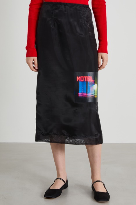 Falda midi de organza con una aplicación