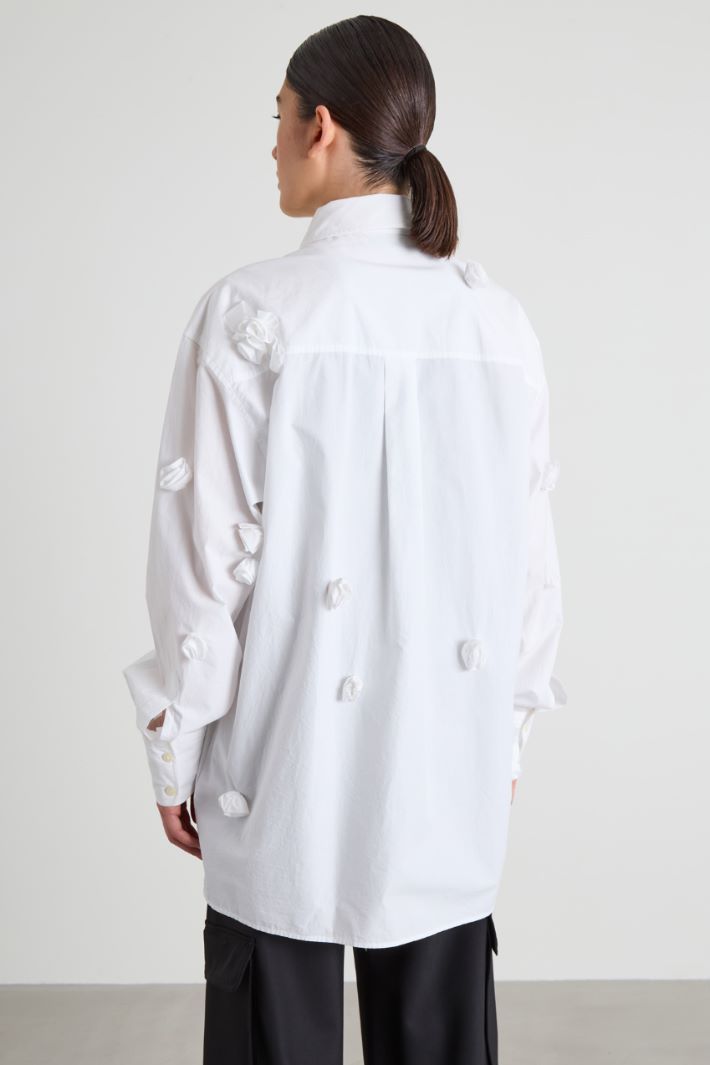 Oversized shirt with 3D rose detail Intrend - 2