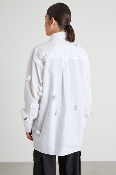 Camisa ancha con rosas tridimensionales