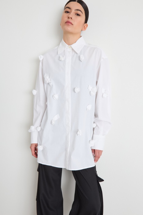 Oversized shirt with 3D rose detail Intrend