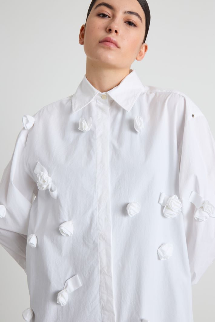 Oversized shirt with 3D rose detail Intrend - 4