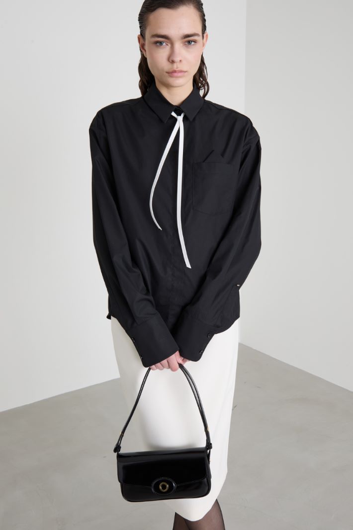 Camisa de popelina con corbatín