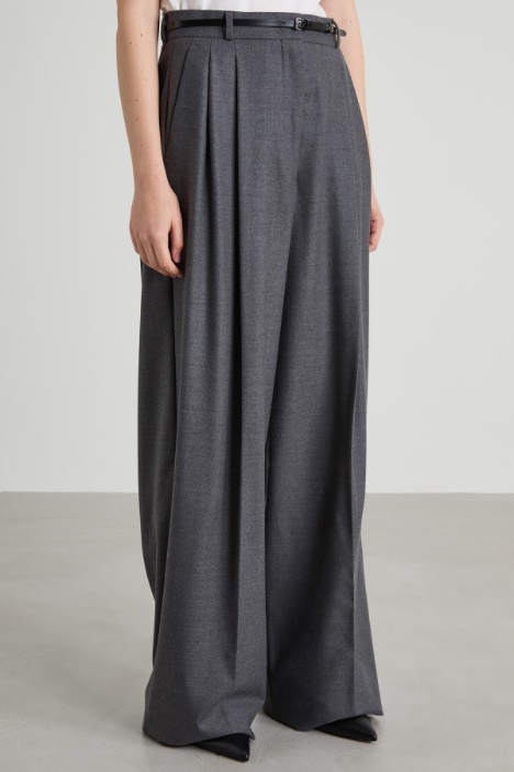 Pantaloni ampi con cintura