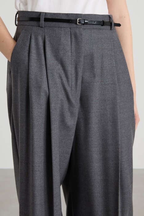 Pantaloni ampi con cintura