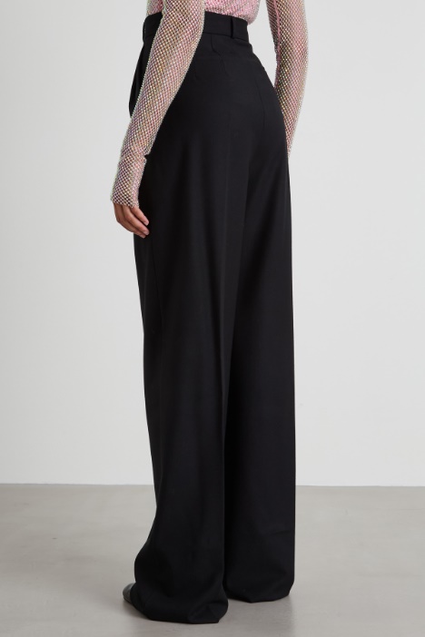 Pantaloni ampi con cintura