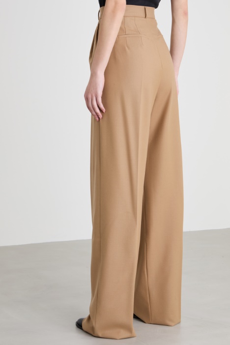 Pantaloni ampi con cintura