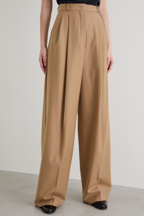 Pantaloni ampi con cintura