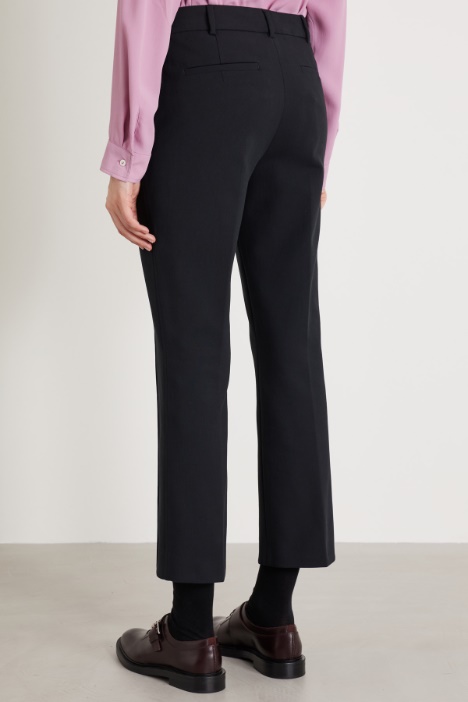 Pantaloni con piega cucita