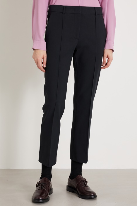 Pantaloni con piega cucita