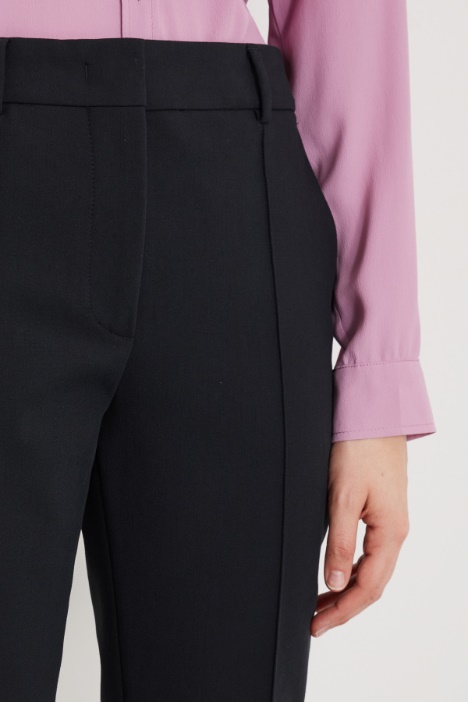 Pantaloni con piega cucita