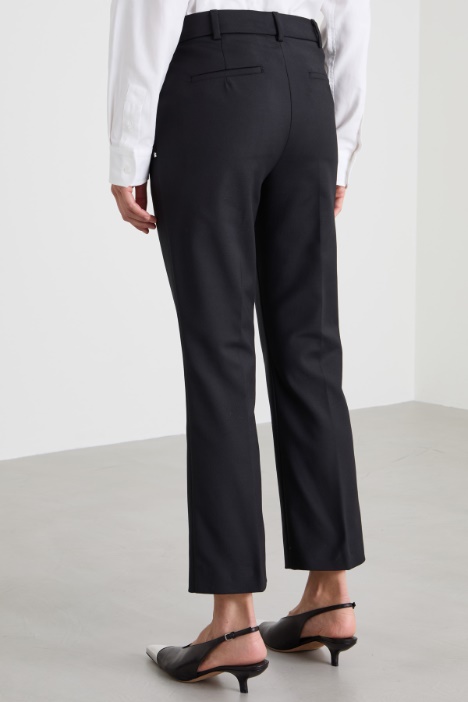 Pantaloni con piega cucita