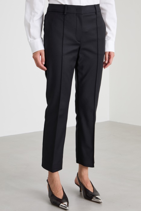 Pantaloni con piega cucita