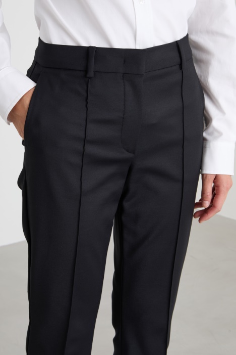 Pantaloni con piega cucita