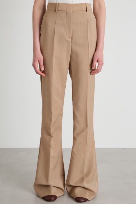 Pantalones acampanados con pliegues