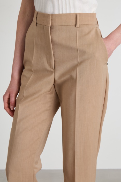 Pantalones acampanados con pliegues