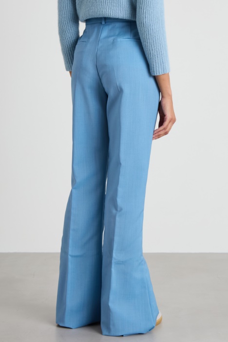 Pantaloni flare con piega