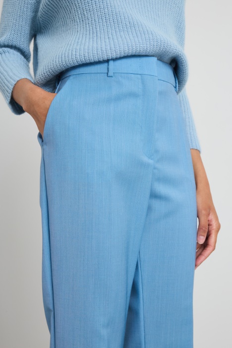 Pantaloni flare con piega