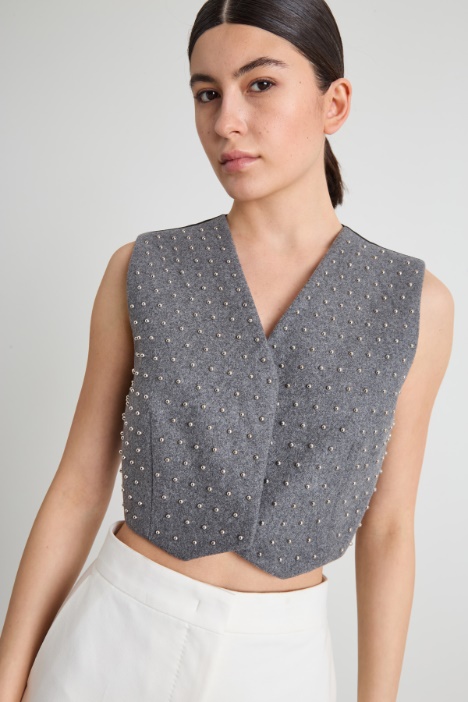 Gilet crop in lana con borchie