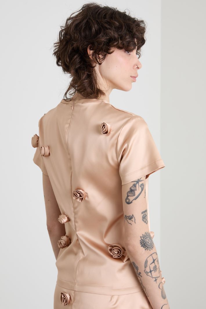 Top with embroidered rose detail Intrend - 2