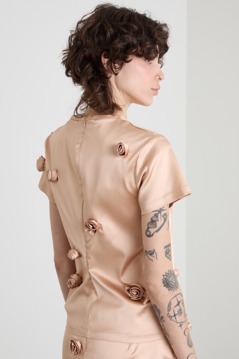 Top con rose ricamate