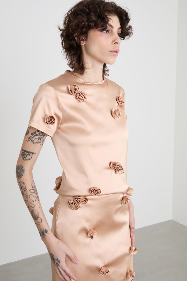 Top with embroidered rose detail Intrend