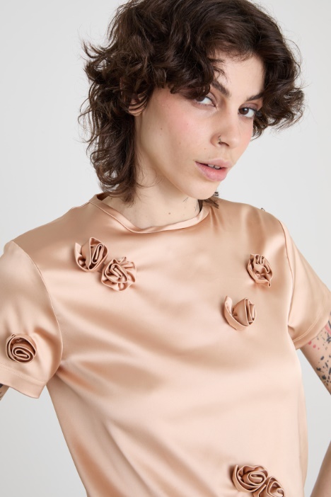 Top con rose ricamate