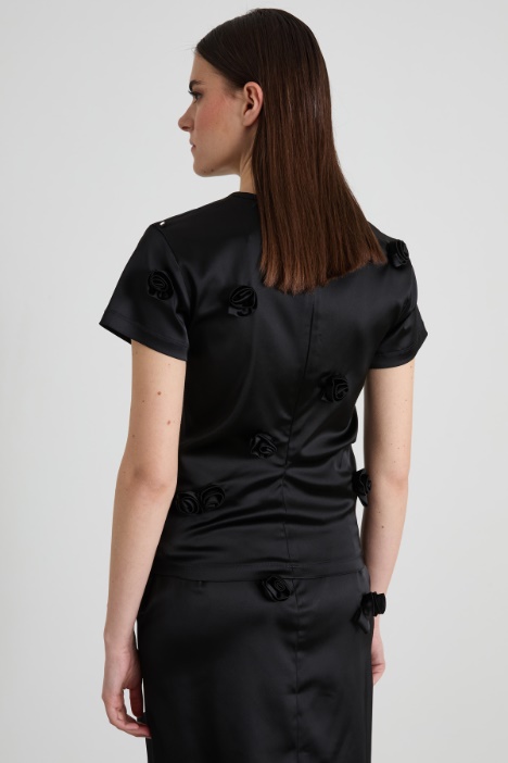 Top con rose ricamate