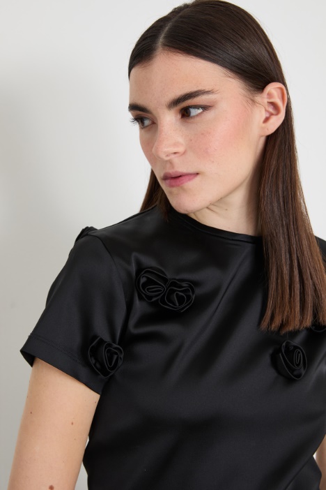 Top con rose ricamate