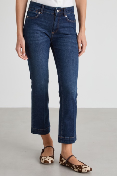 Vaqueros acampanados con pliegue