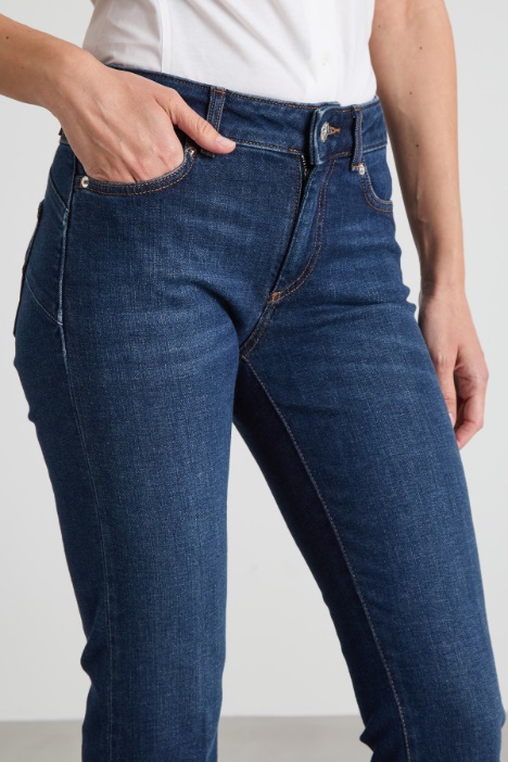 Vaqueros acampanados con pliegue