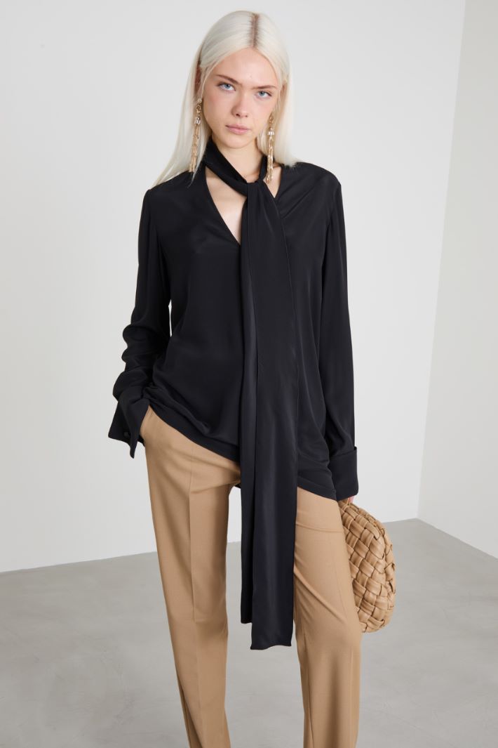 Sash-adorned silk blouse Intrend
