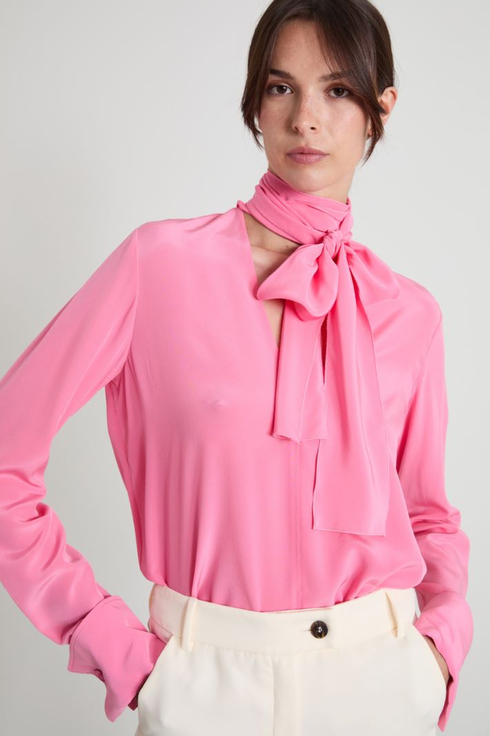 Sash-adorned silk blouse Intrend