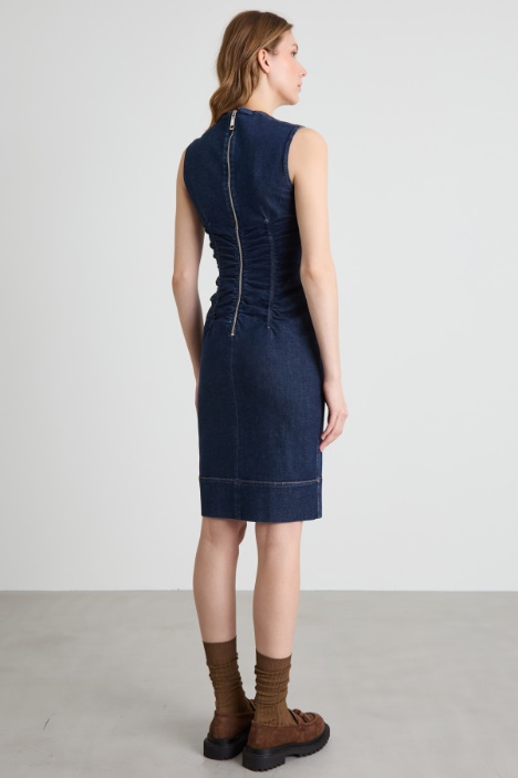 Abito a tubino con arricciature