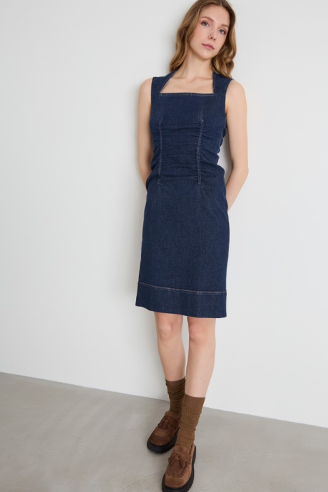 Abito a tubino con arricciature