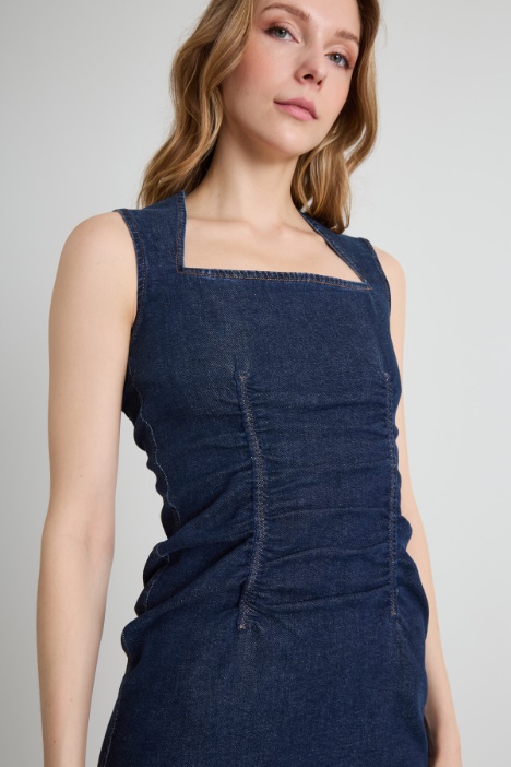 Abito a tubino con arricciature