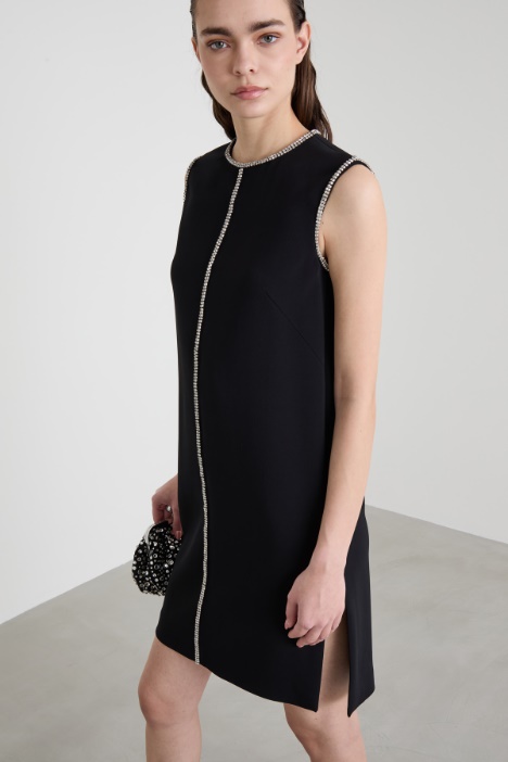 Abito smanicato con strass