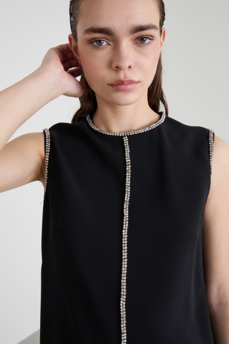 Abito smanicato con strass