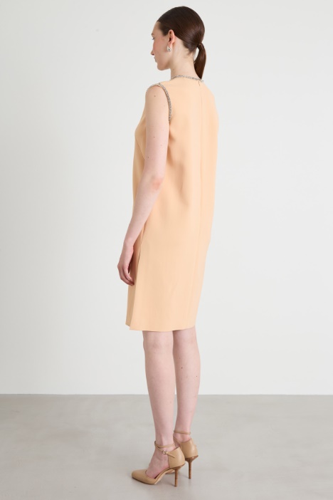 Abito smanicato con strass