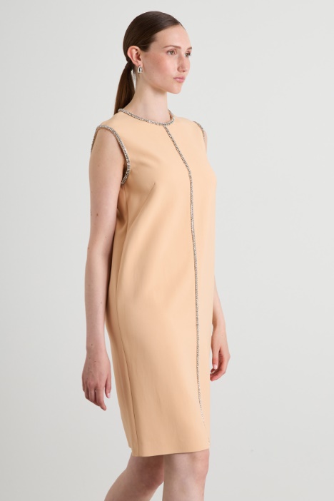 Abito smanicato con strass