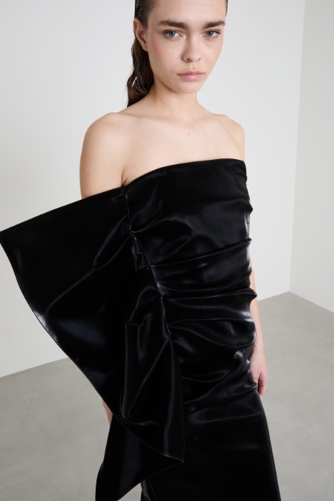 Abito con macro volant