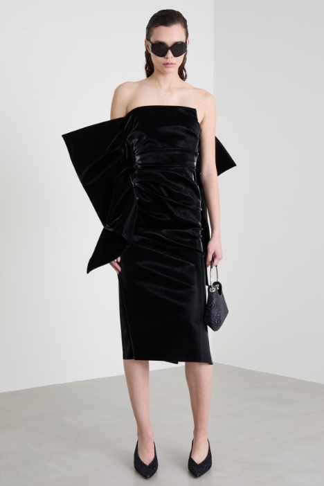Dress with oversize flounce Intrend