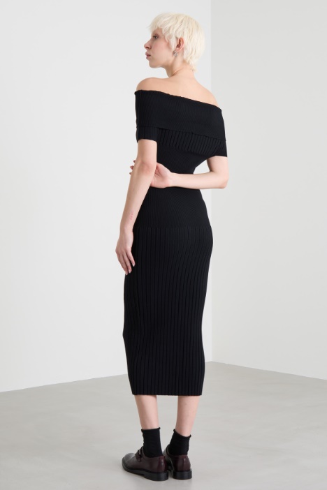 Abito off shoulder in maglia