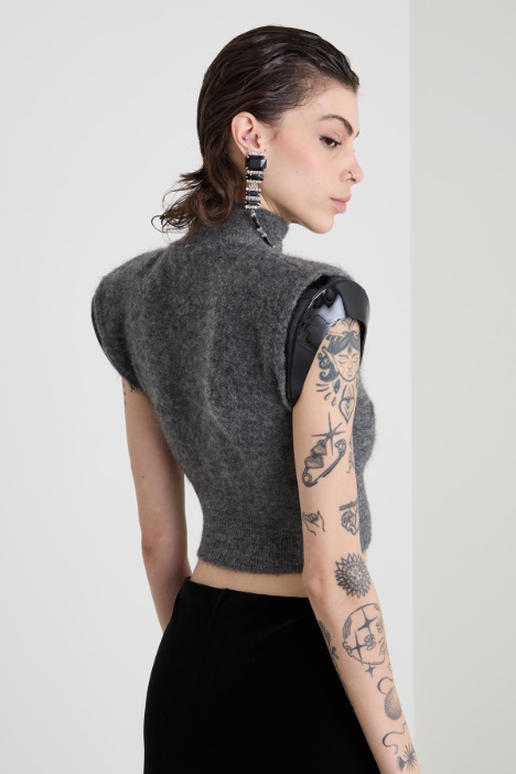 Top con spalline in vernice