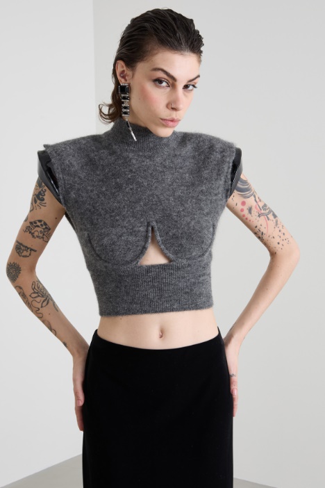 Top con spalline in vernice