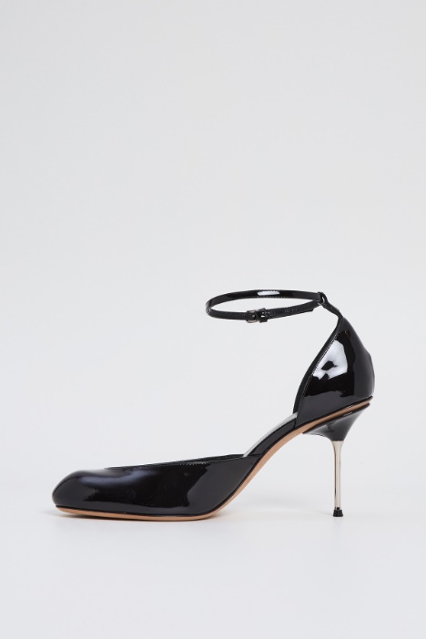 Zapato de salón merceditas de charol