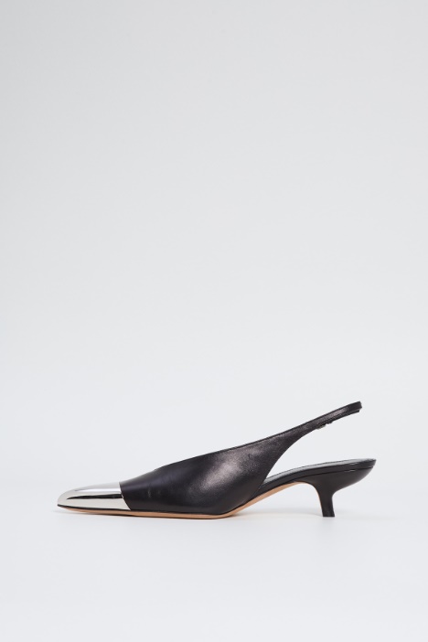 Slingback con punta metallica
