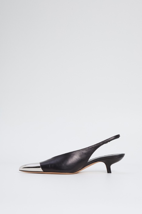 Slingback con punta in metallo