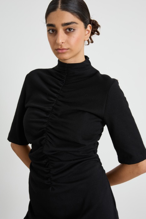 Abito corto con arricci